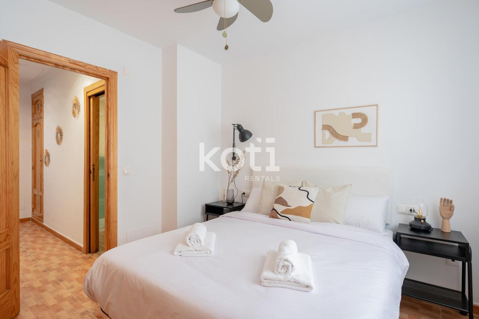 Koti Rentals - Sandy Beach Apartment ฟูเอนฮิโรลา ภายนอก รูปภาพ