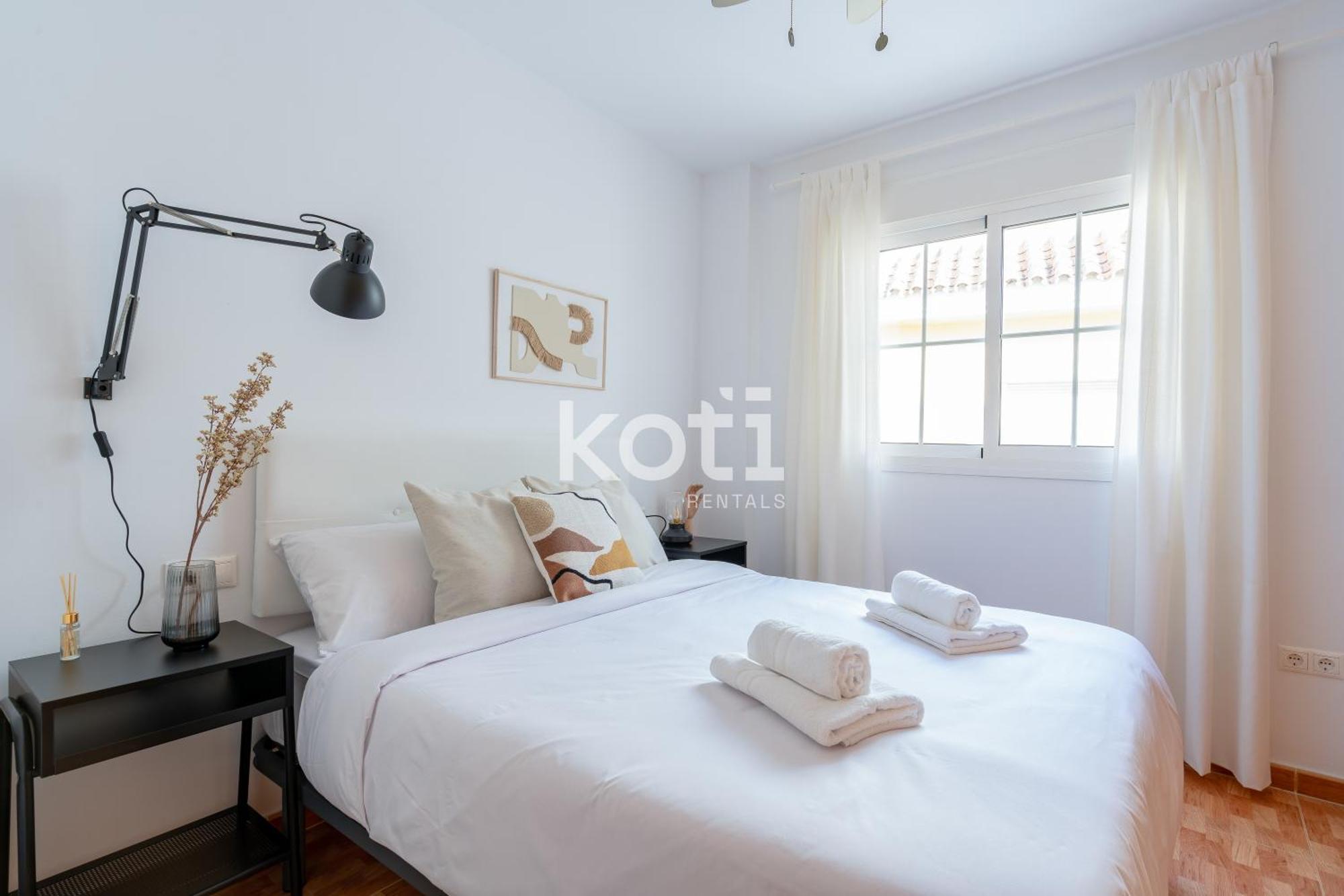 Koti Rentals - Sandy Beach Apartment ฟูเอนฮิโรลา ภายนอก รูปภาพ
